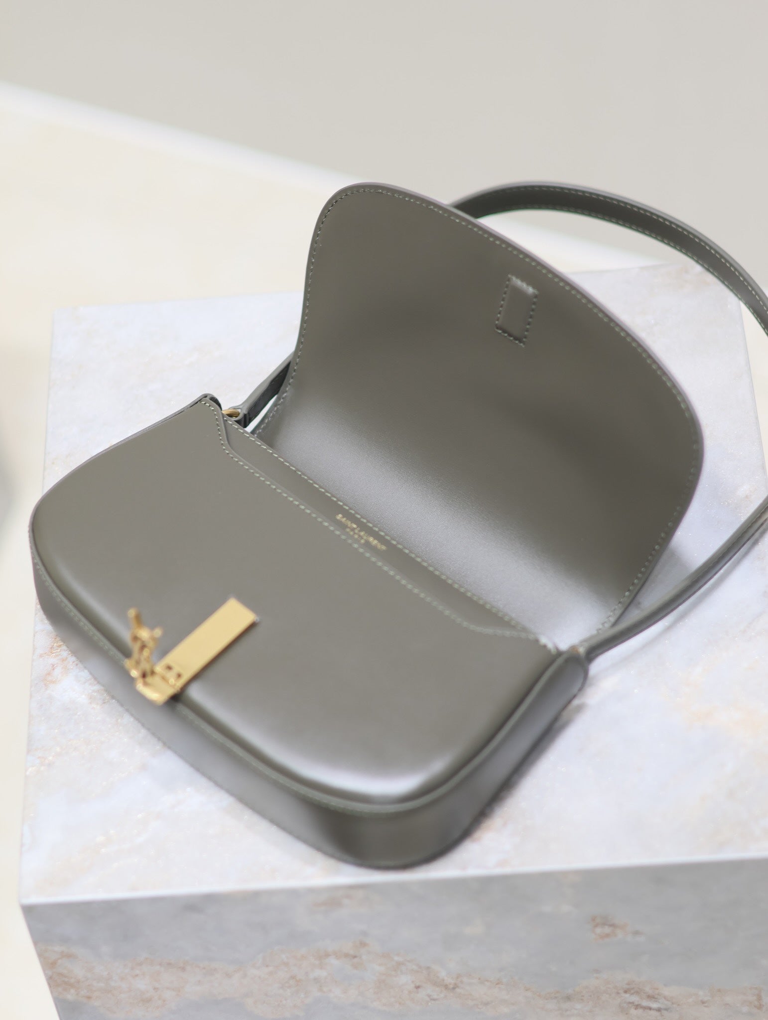 MINI VOLTAIRE IN BOX 17 IN KOMBU GRÜNEM KALBSLEDER GOLDENES LOGO