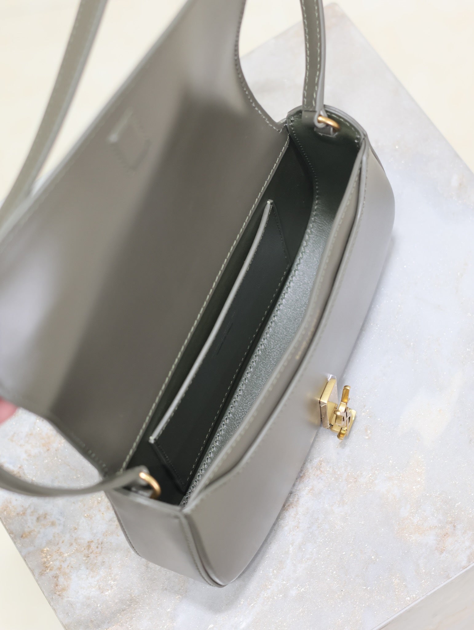 MINI VOLTAIRE IN BOX 17 IN KOMBU GRÜNEM KALBSLEDER GOLDENES LOGO