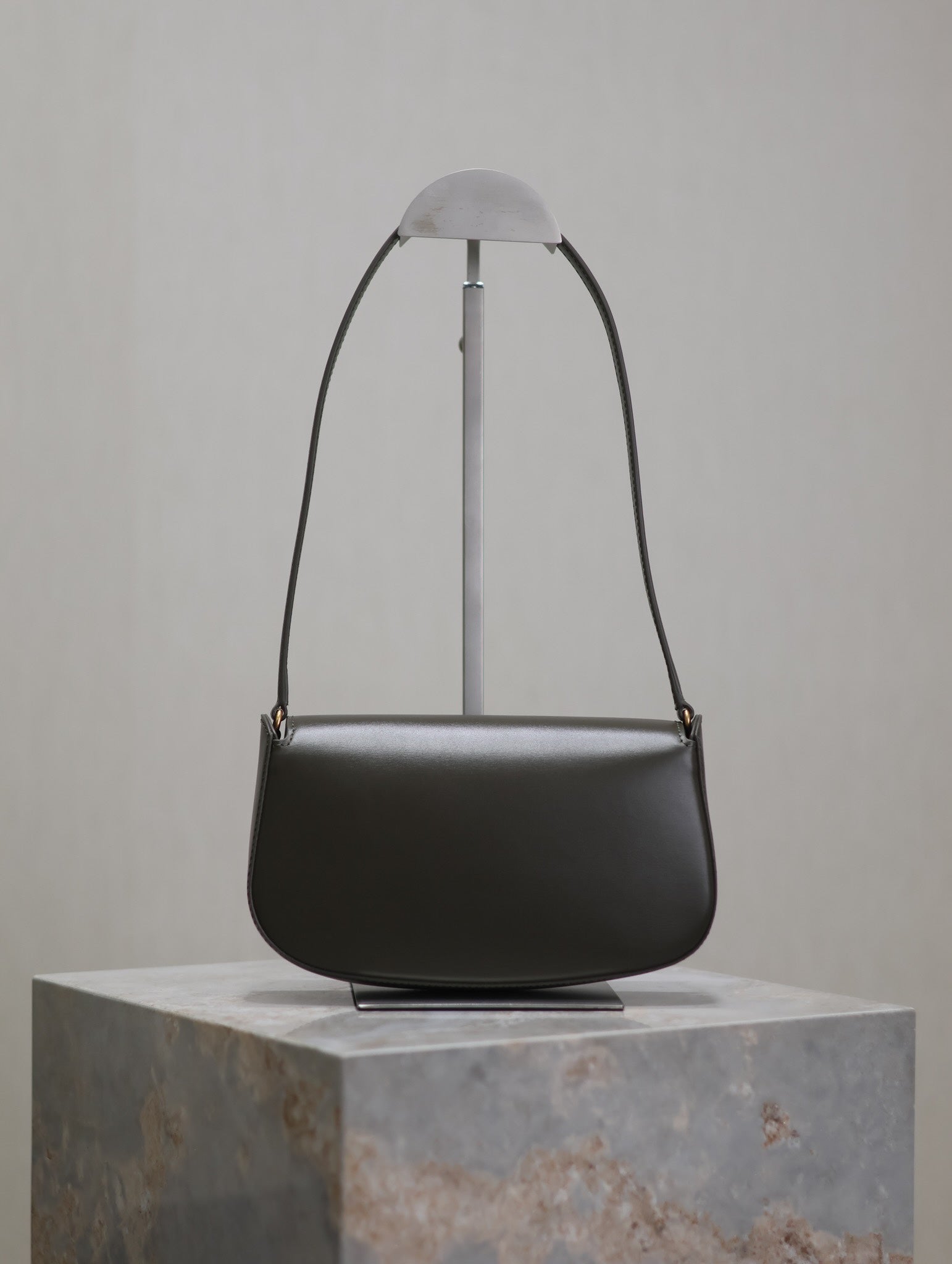 MINI VOLTAIRE IN BOX 17 IN KOMBU GRÜNEM KALBSLEDER GOLDENES LOGO