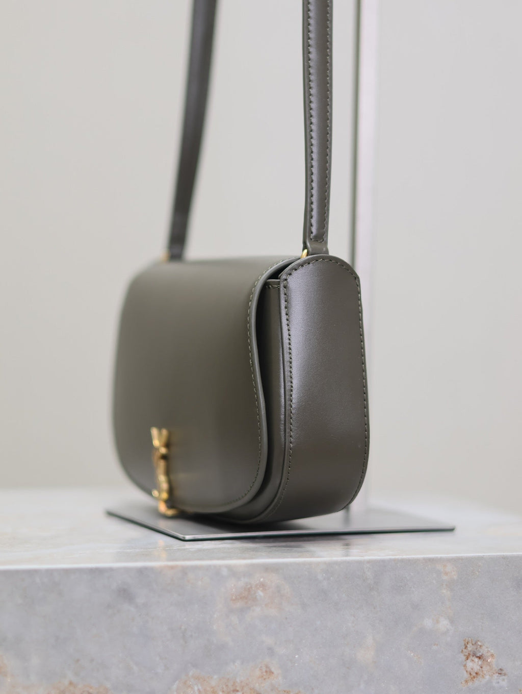 MINI VOLTAIRE IN BOX 17 IN KOMBU GRÜNEM KALBSLEDER GOLDENES LOGO