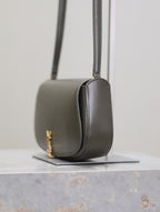 MINI VOLTAIRE IN BOX 17 IN KOMBU GRÜNEM KALBSLEDER GOLDENES LOGO