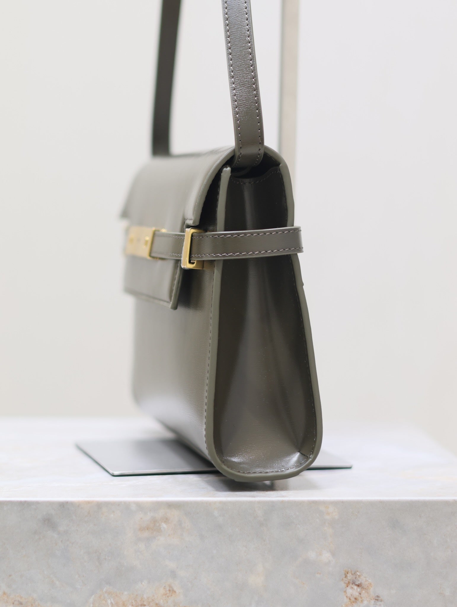 MANHATTAN IN BOX KLEIN 24 IN KOMBU GRÜNES KALBSLEDER GOLDENE HARDWARE