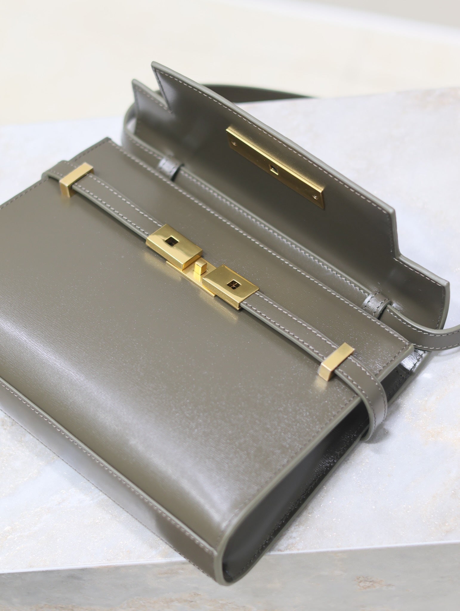 MANHATTAN IN BOX KLEIN 24 IN KOMBU GRÜNES KALBSLEDER GOLDENE HARDWARE