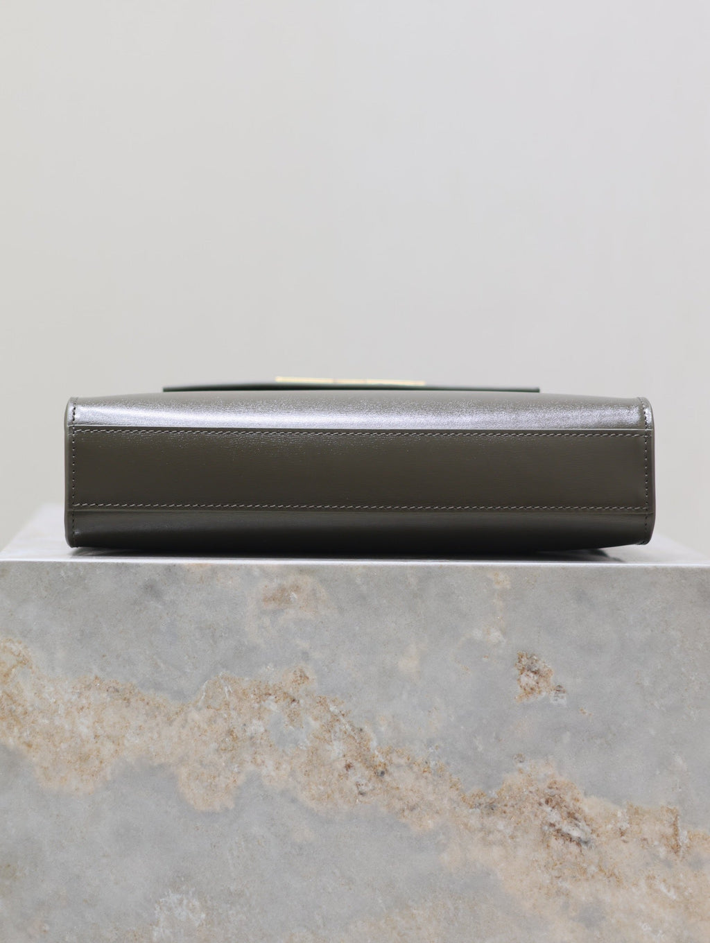 MANHATTAN IN BOX KLEIN 24 IN KOMBU GRÜNES KALBSLEDER GOLDENE HARDWARE