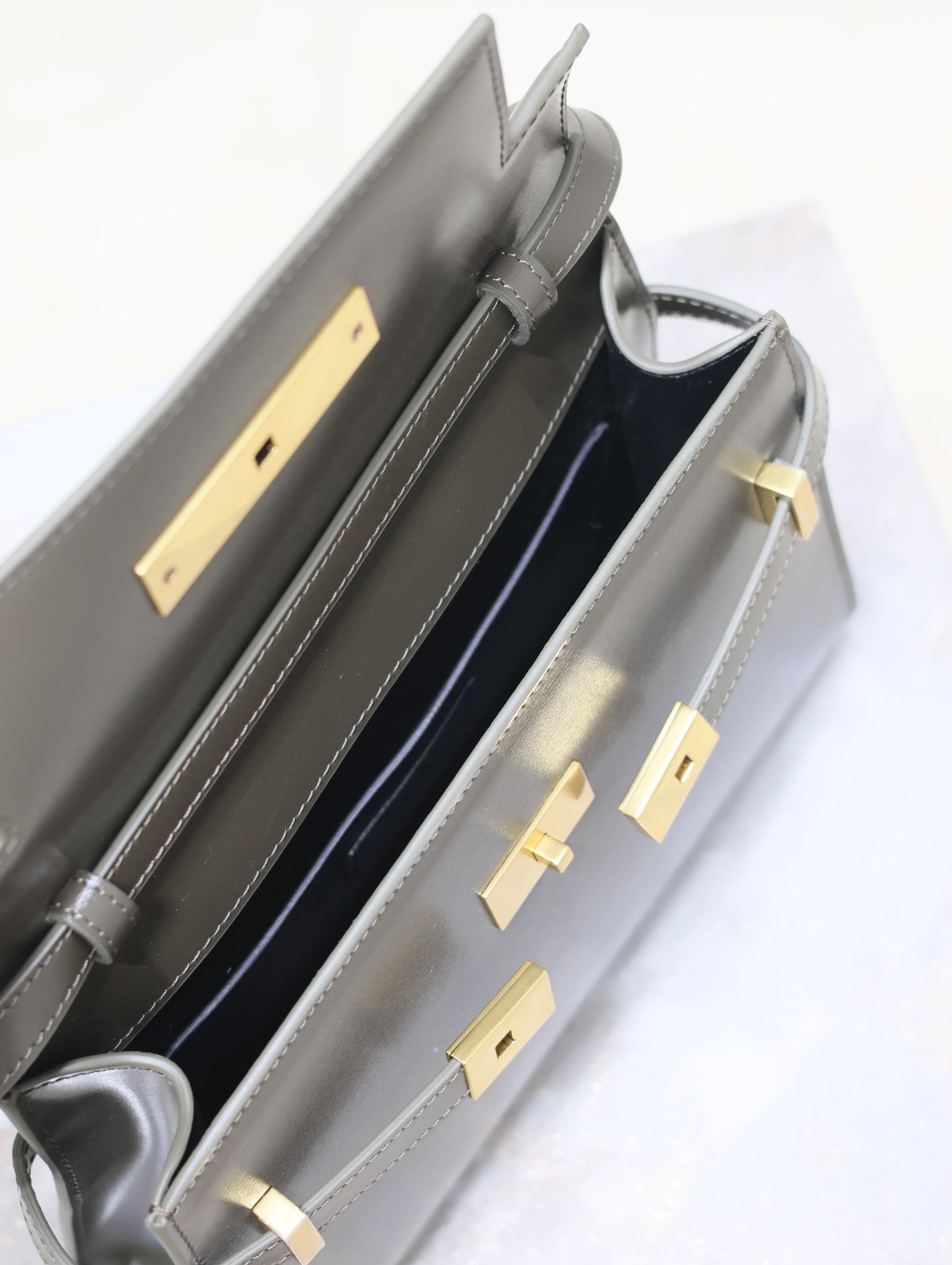 MANHATTAN IN BOX KLEIN 24 IN KOMBU GRÜNES KALBSLEDER GOLDENE HARDWARE