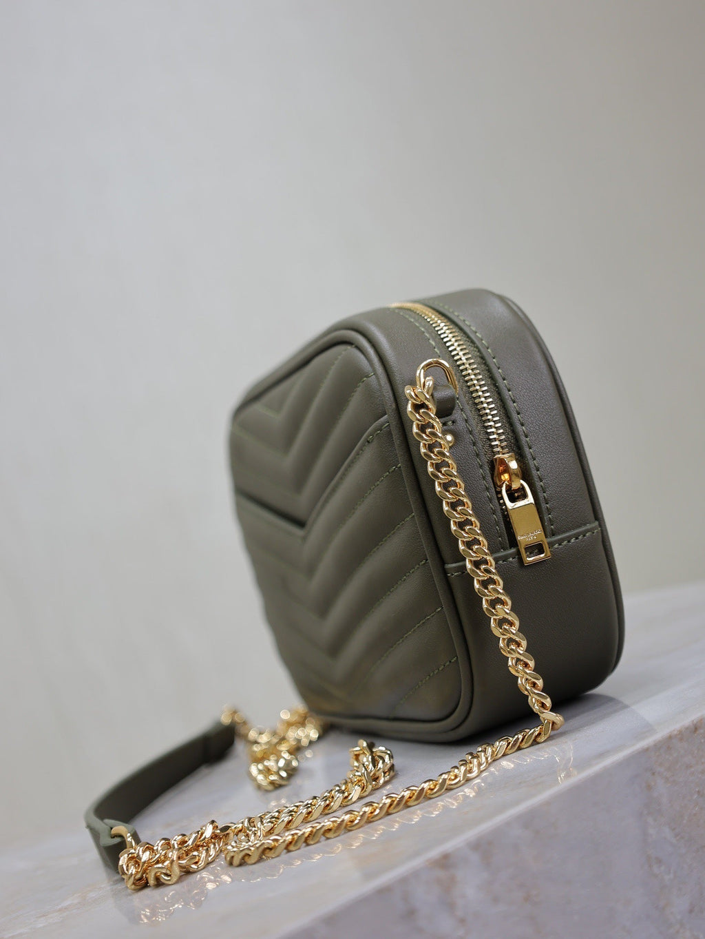 LOU MINI-KAMERATASCHE 18 IN KOMBU-GRÜN GESTEPPTES KALBSLEDER