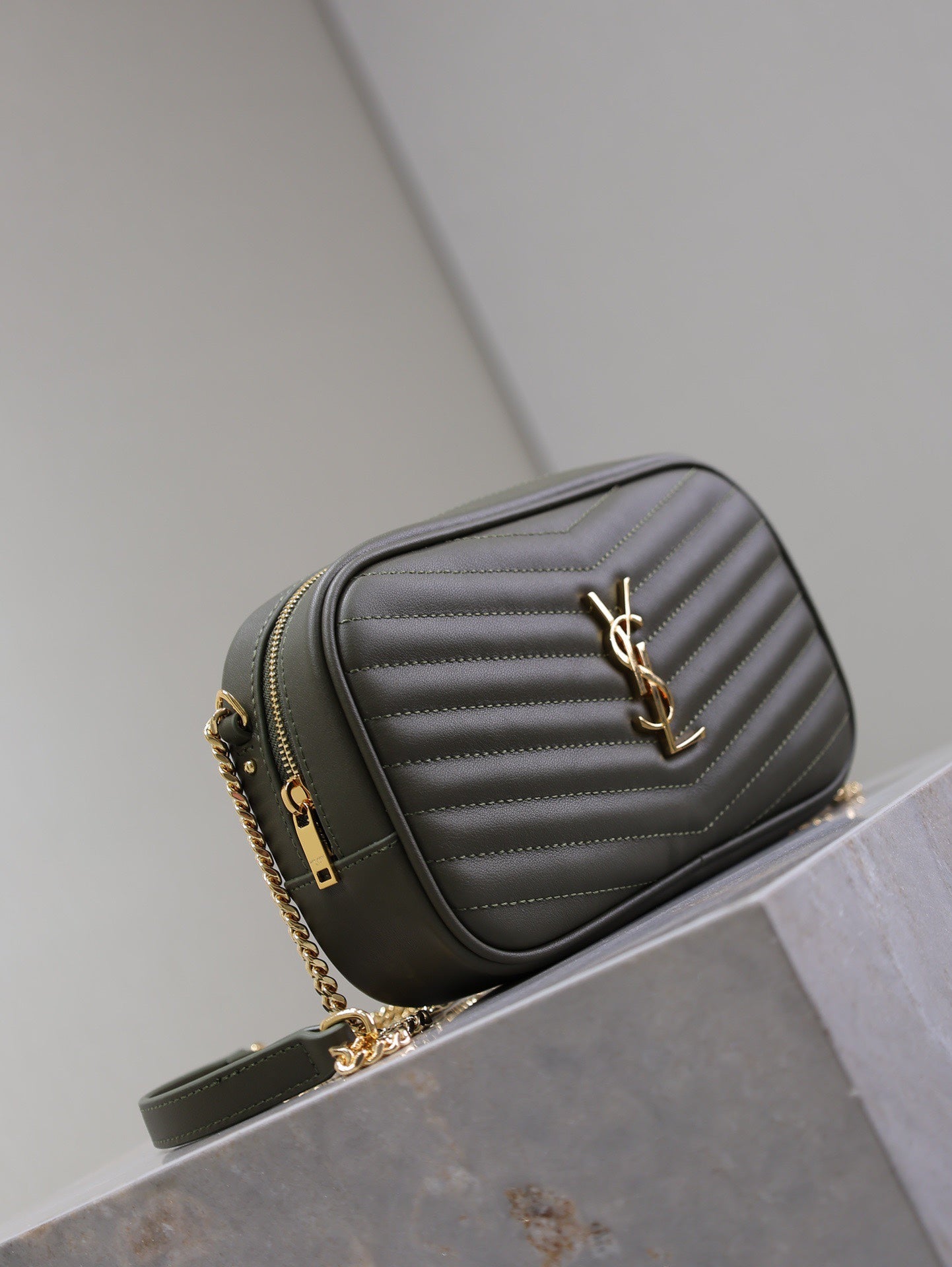 LOU MINI-KAMERATASCHE 18 IN KOMBU-GRÜN GESTEPPTES KALBSLEDER