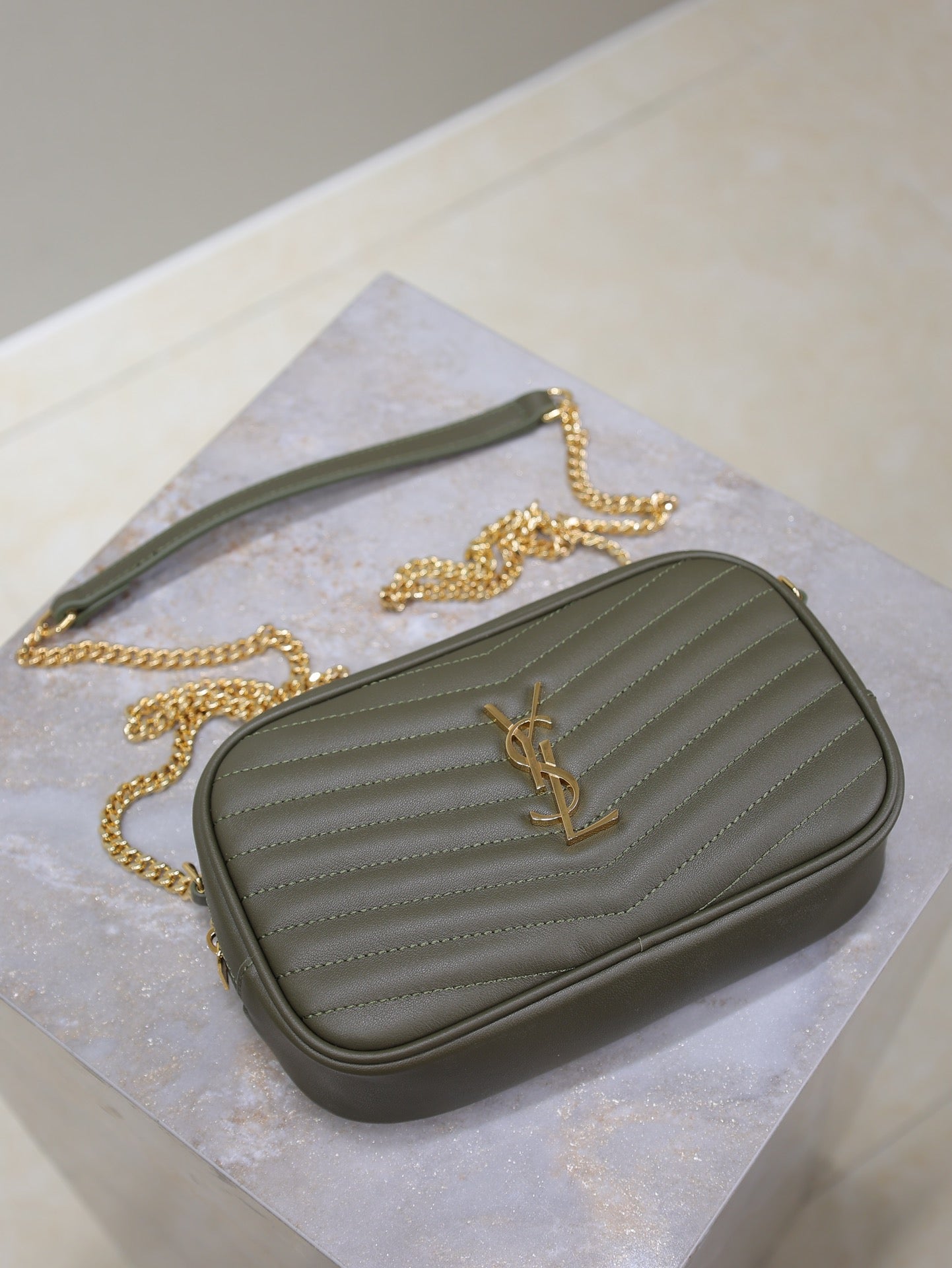 LOU MINI-KAMERATASCHE 18 IN KOMBU-GRÜN GESTEPPTES KALBSLEDER