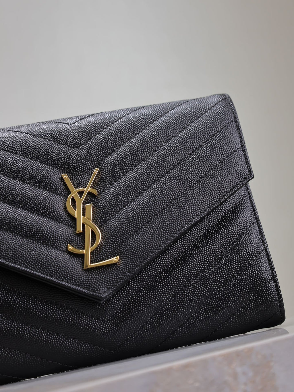 CASSANDRE CLUTCH 21 IN SCHWARZEM LAMMLEDER UND GOLDENEN BESCHLÄGEN