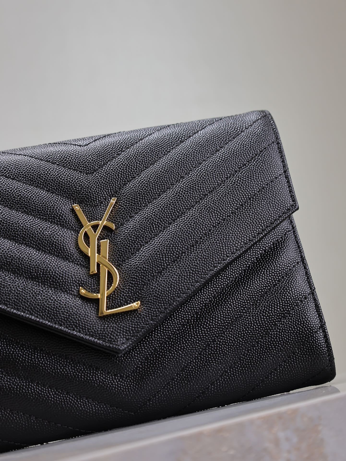 CASSANDRE CLUTCH 21 IN SCHWARZEM LAMMLEDER UND GOLDENEN BESCHLÄGEN