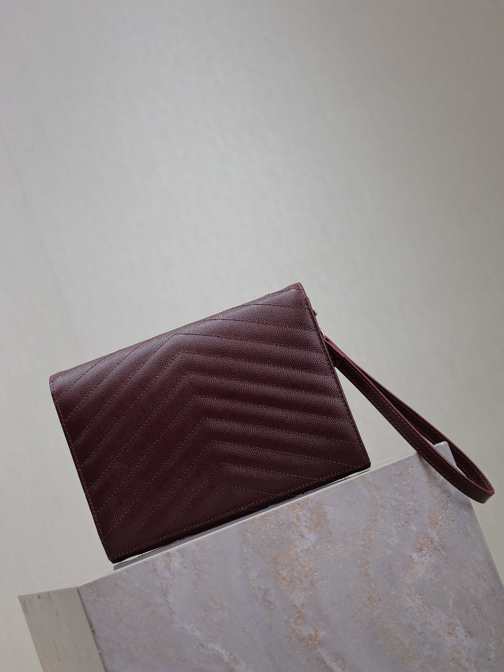 CASSANDRE-KUPPLUNG 21 IN BORDEAUX-ROT-LAMMFELL-GOLD-HARDWARE