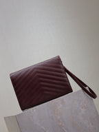 CASSANDRE-KUPPLUNG 21 IN BORDEAUX-ROT-LAMMFELL-GOLD-HARDWARE