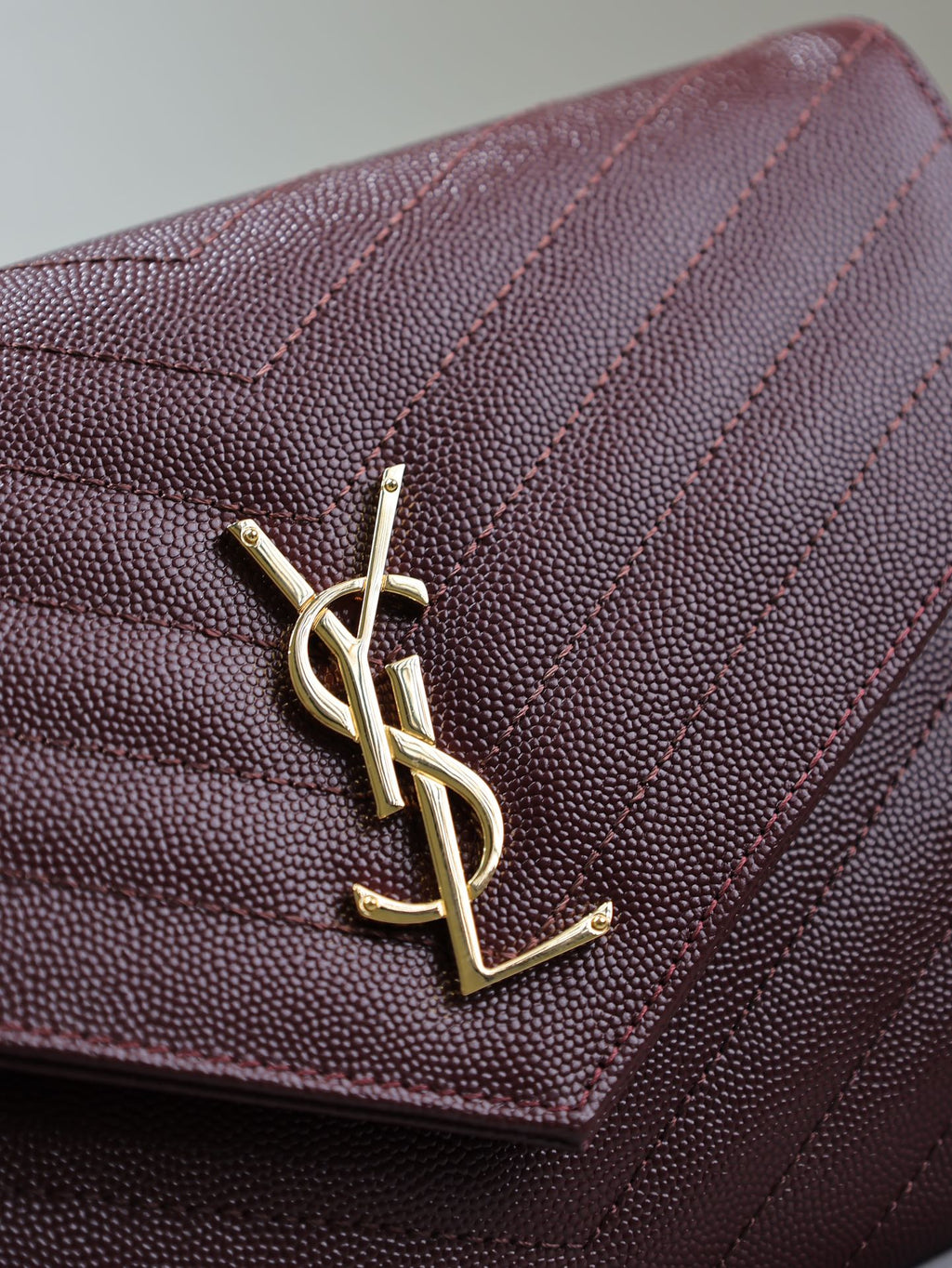 CASSANDRE-KUPPLUNG 21 IN BORDEAUX-ROT-LAMMFELL-GOLD-HARDWARE