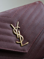 CASSANDRE-KUPPLUNG 21 IN BORDEAUX-ROT-LAMMFELL-GOLD-HARDWARE