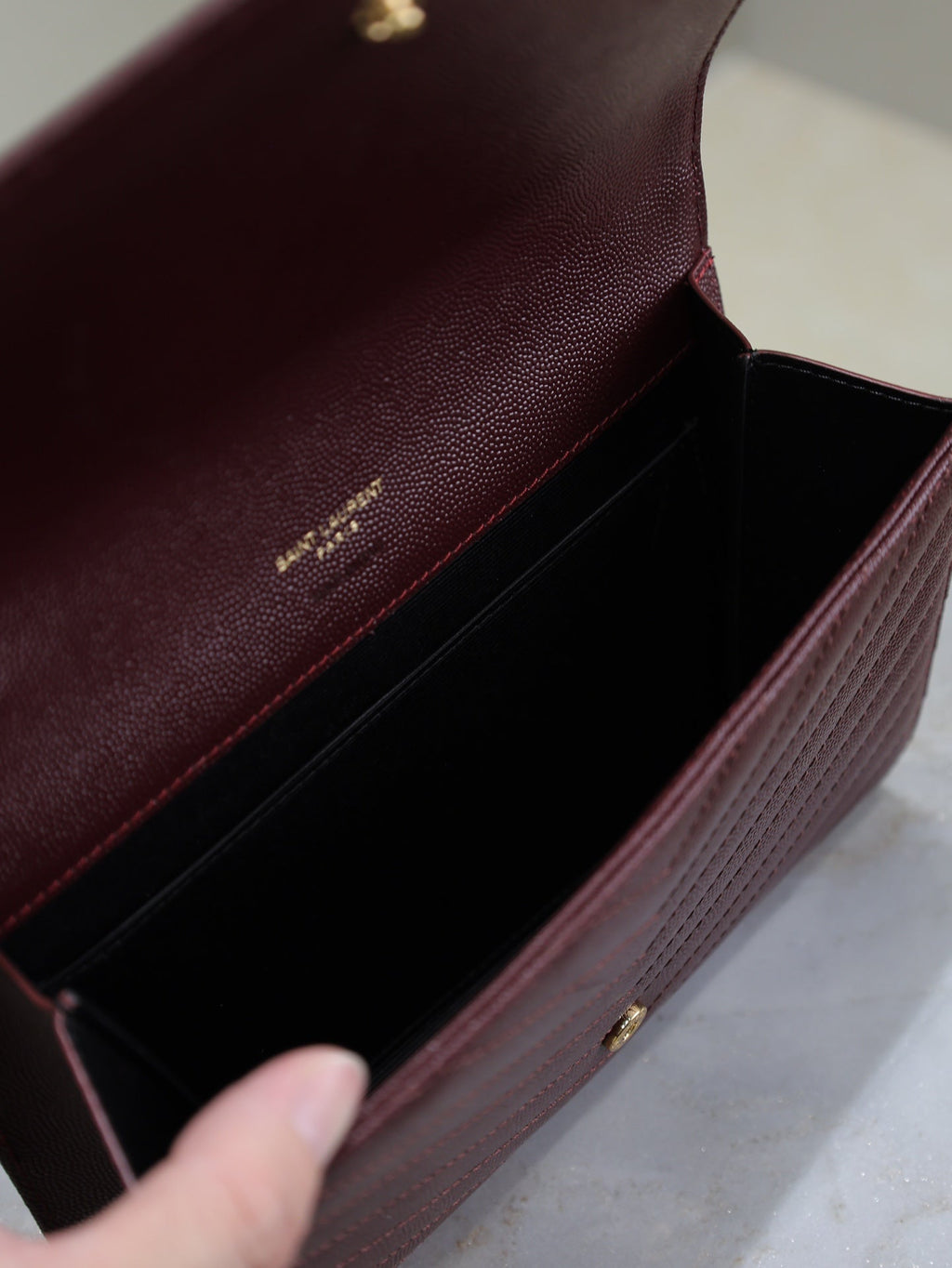 CASSANDRE-KUPPLUNG 21 IN BORDEAUX-ROT-LAMMFELL-GOLD-HARDWARE