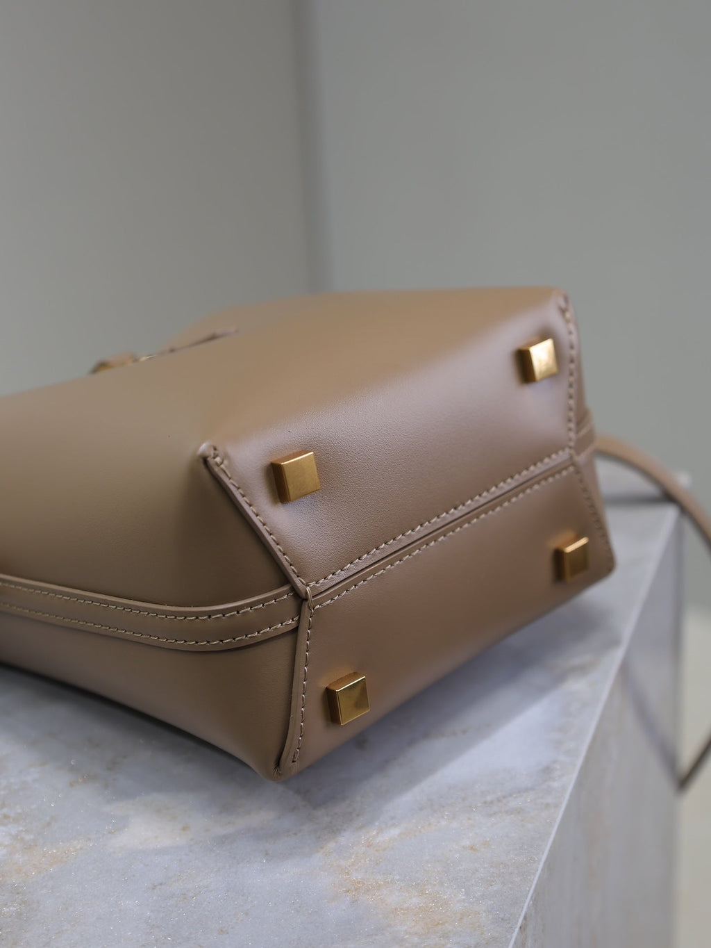 LE 37 MINI-EIMERTASCHE 15 IN BRAUNES KALBSLEDER GOLDENE BESCHLÄGE