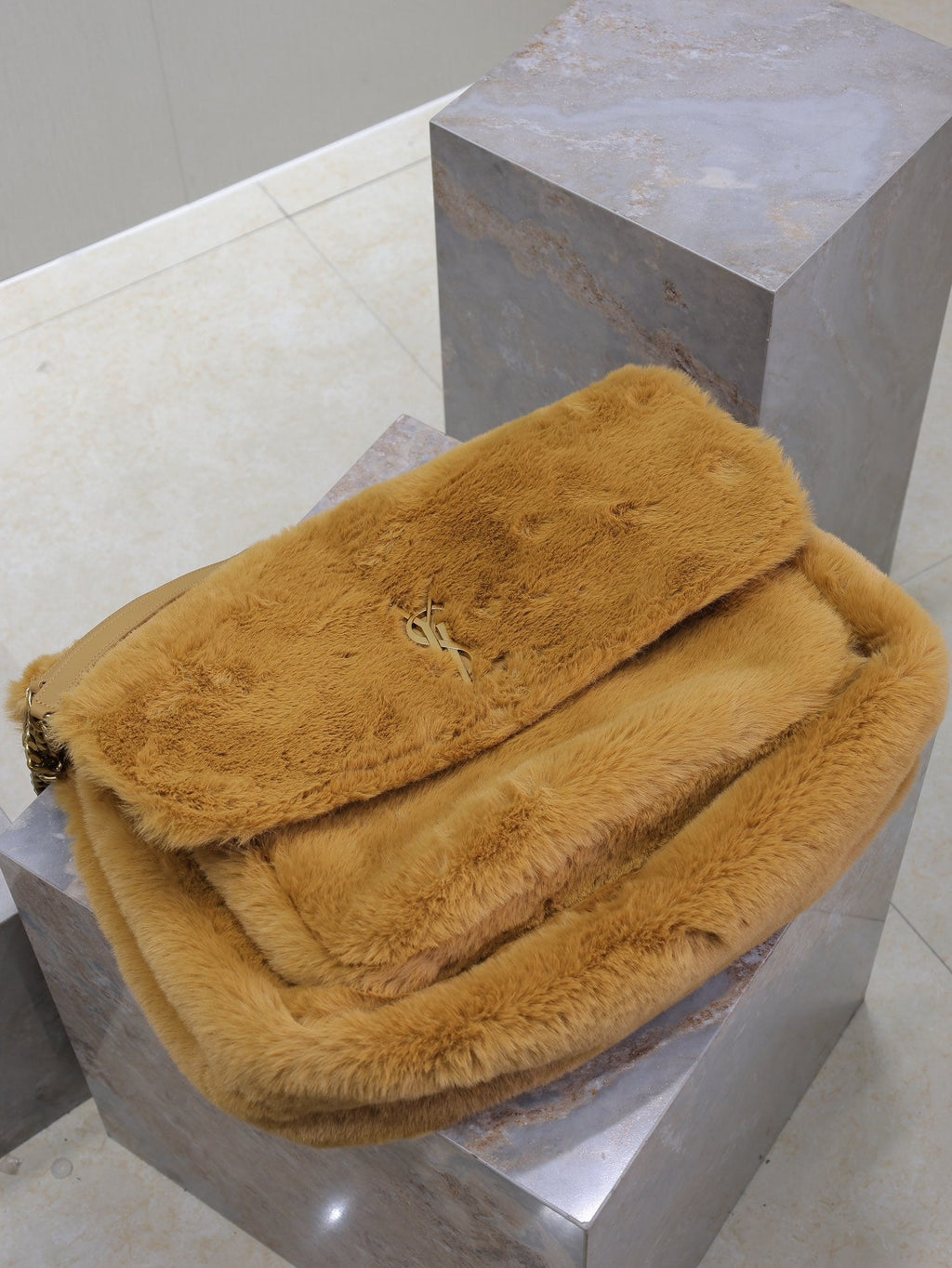 NIKI 47 IN ZIMTBRAUNES KANINCHENFELL GOLDENE BESCHLÄGE