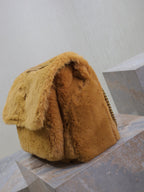 NIKI 47 IN ZIMTBRAUNES KANINCHENFELL GOLDENE BESCHLÄGE