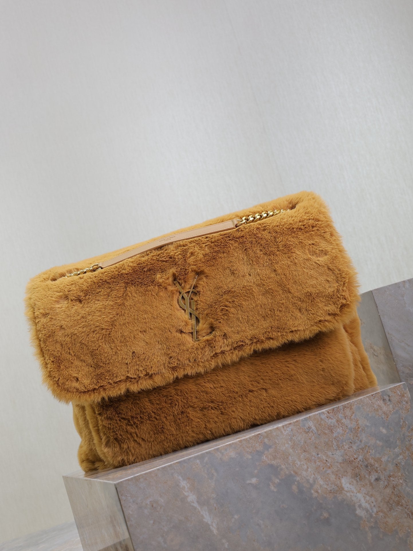 NIKI 47 IN ZIMTBRAUNES KANINCHENFELL GOLDENE BESCHLÄGE