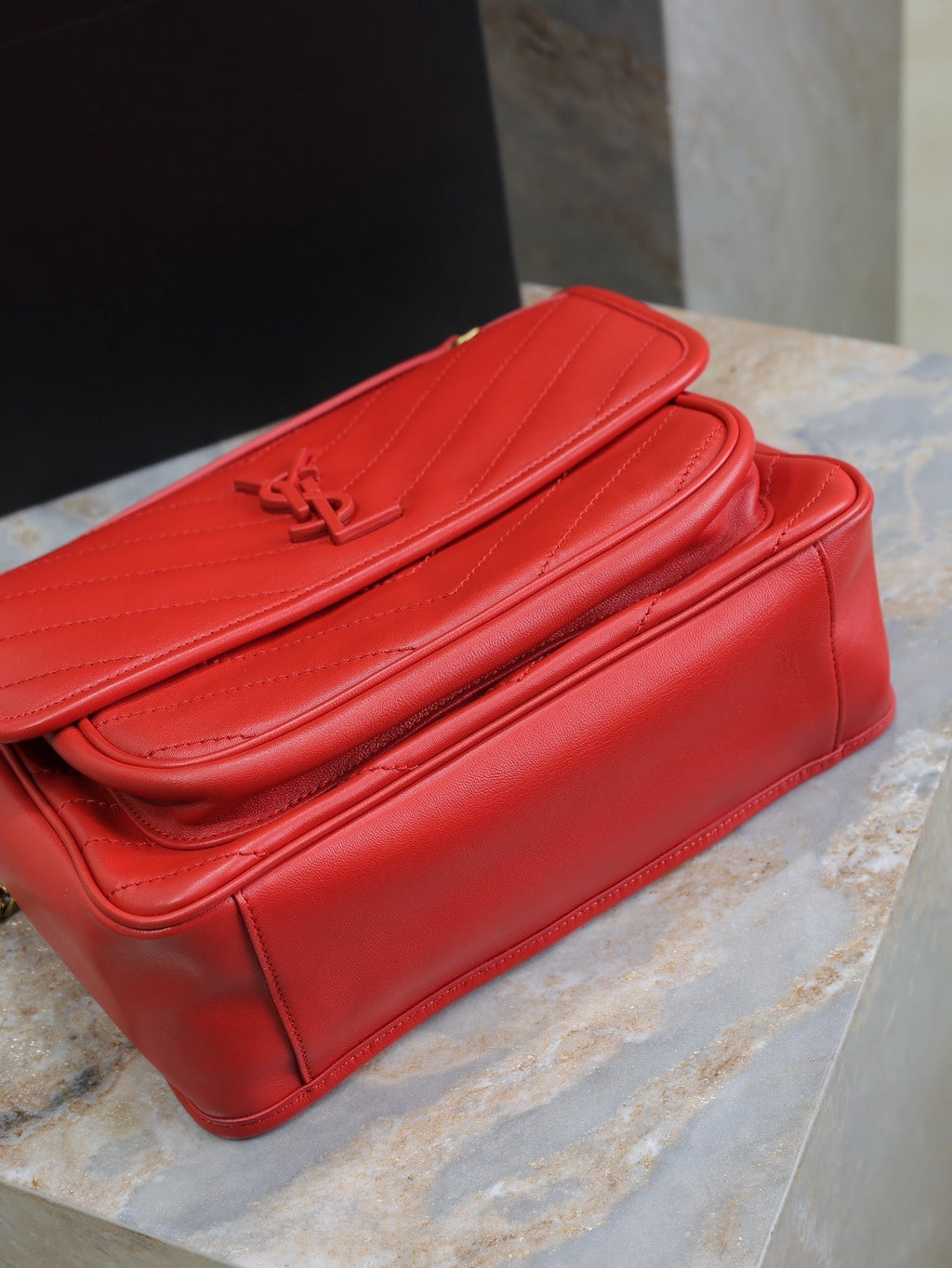 NIKI MEDIUM 28 IN KLASSISCHES ROTES LAMMLEDER GOLDENE BESCHLÄGE