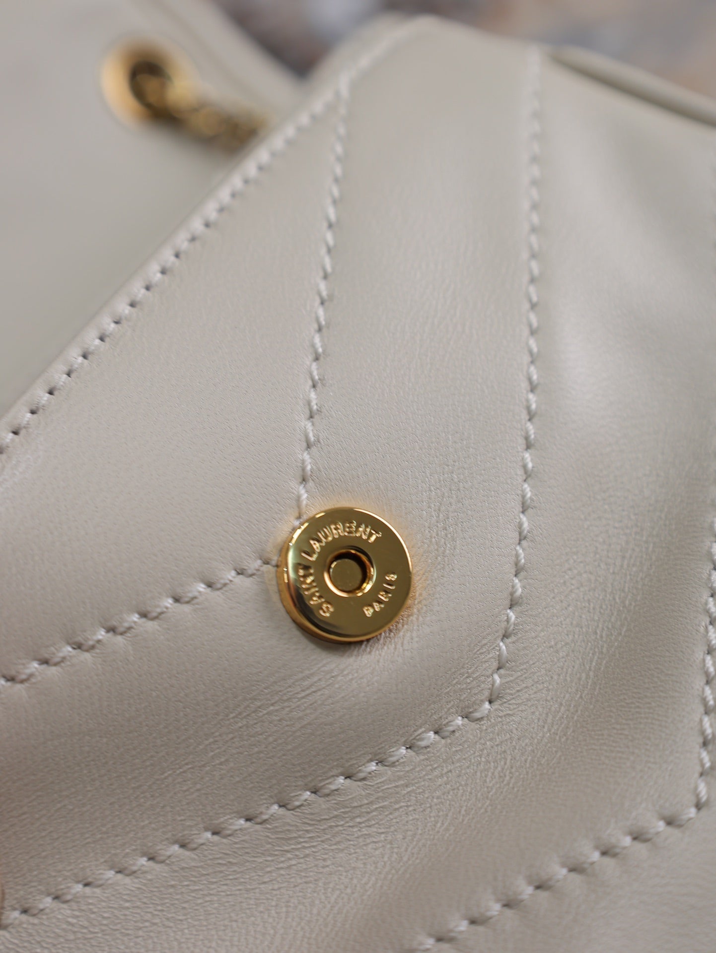 NIKI BABY 22 IN REISWEISSES LAMMLEDER GOLDKETTE