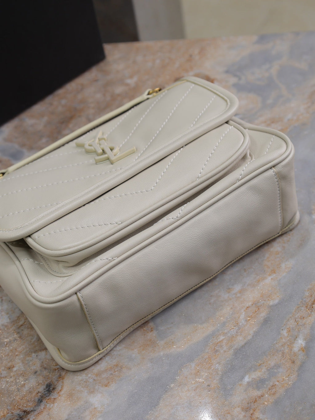 NIKI BABY 22 IN REISWEISSES LAMMLEDER GOLDKETTE