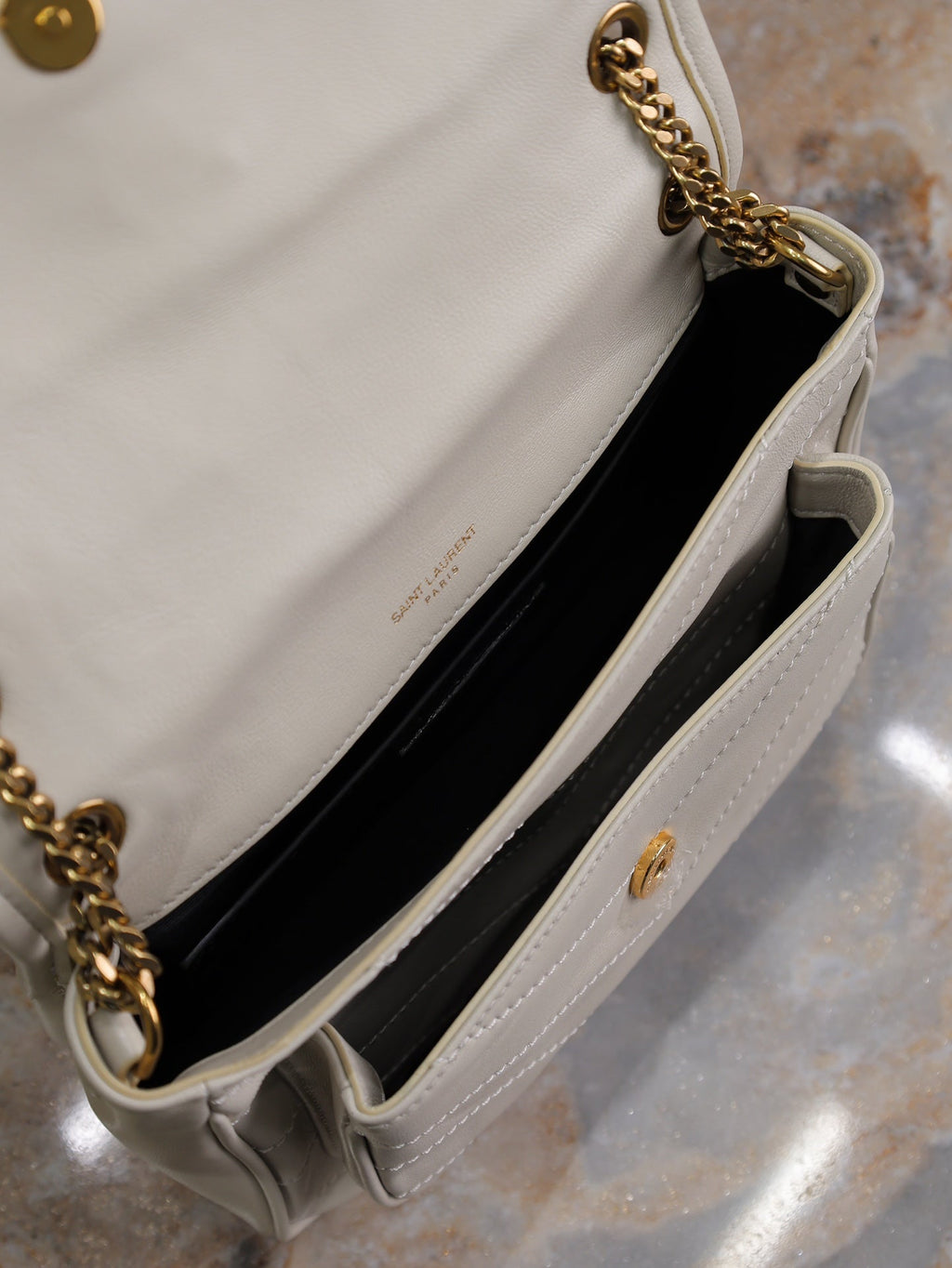 NIKI BABY 22 IN REISWEISSES LAMMLEDER GOLDKETTE