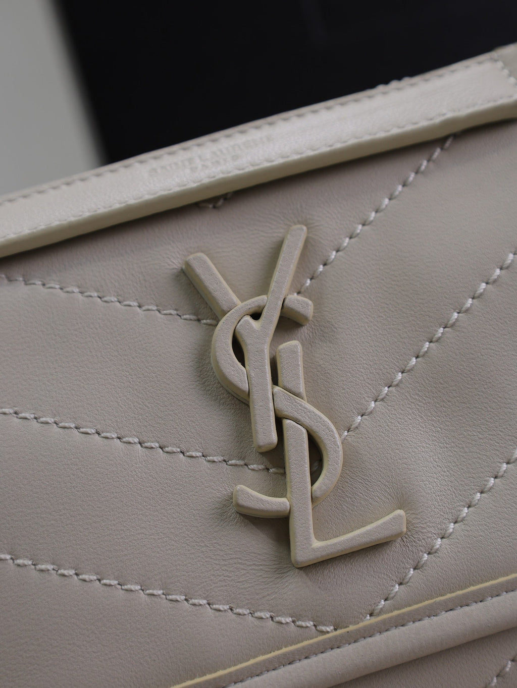 NIKI BABY 22 IN REISWEISSES LAMMLEDER GOLDKETTE