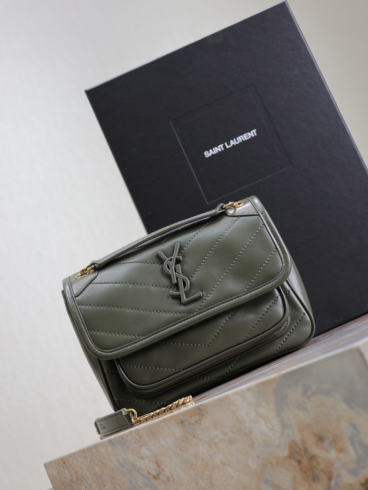 NIKI BABY 22 IN UNIFORM GRÜNES LAMMLEDER GOLDKETTE