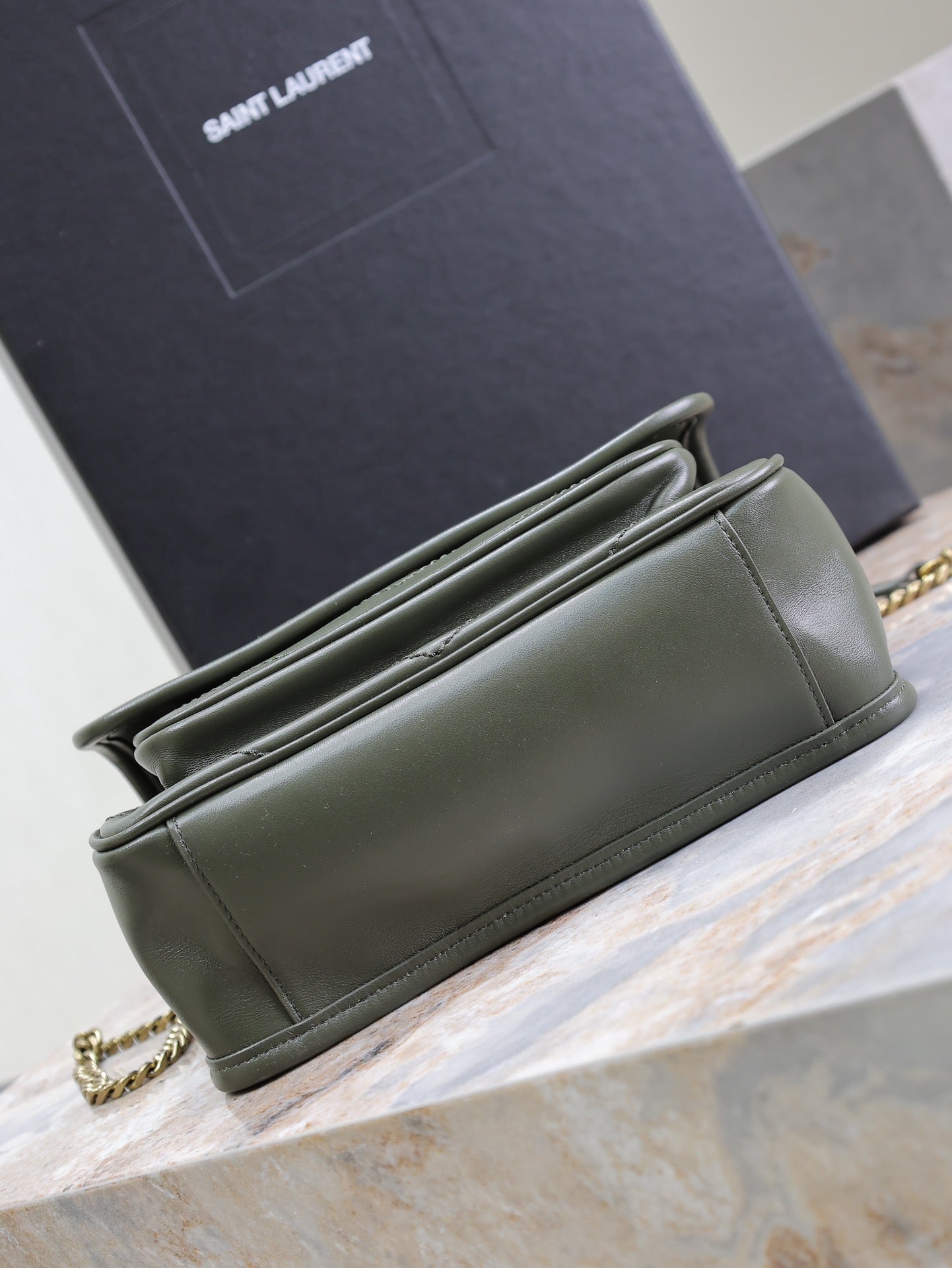 NIKI BABY 22 IN UNIFORM GRÜNES LAMMLEDER GOLDKETTE