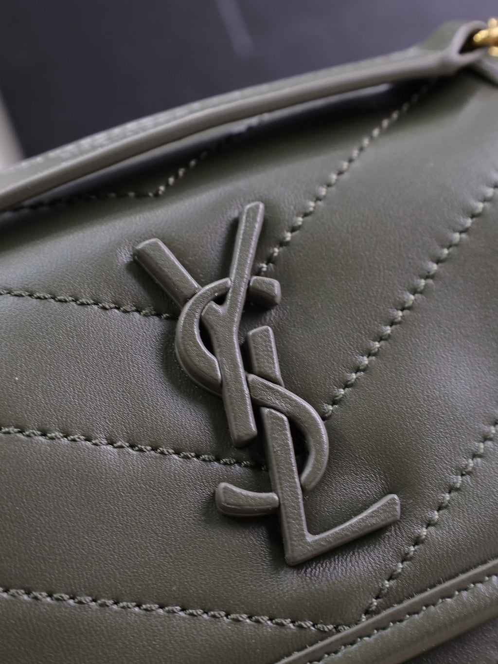 NIKI BABY 22 IN UNIFORM GRÜNES LAMMLEDER GOLDKETTE