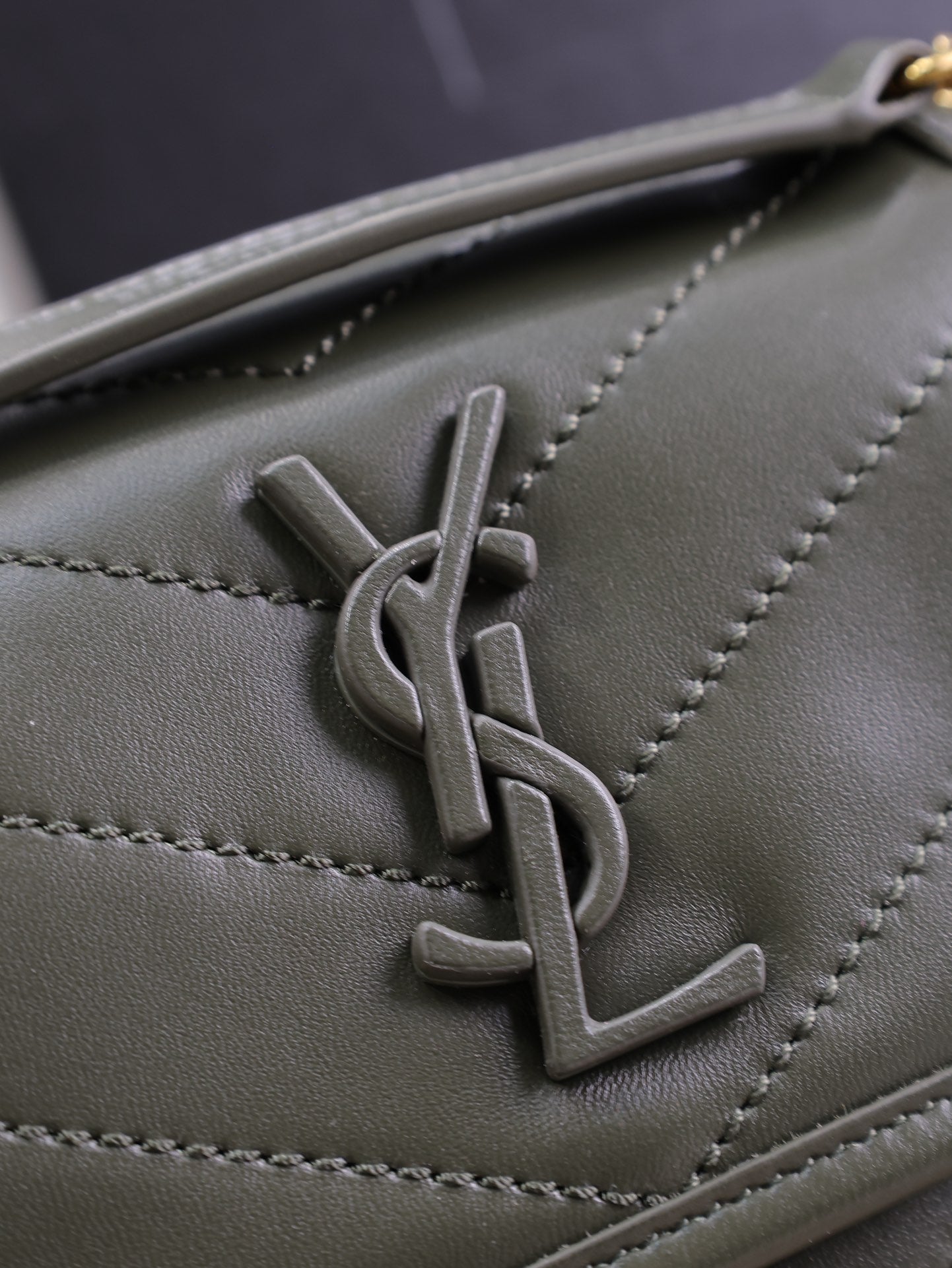 NIKI BABY 22 IN UNIFORM GRÜNES LAMMLEDER GOLDKETTE