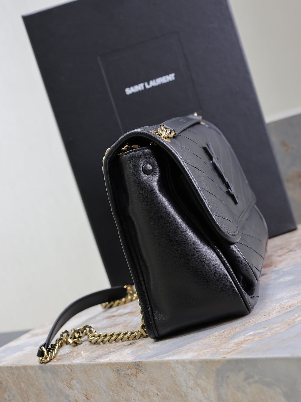 NIKI MEDIUM 28 IN SCHWARZES LAMMLEDER SCHWARZES LOGO GOLDENE KETTE