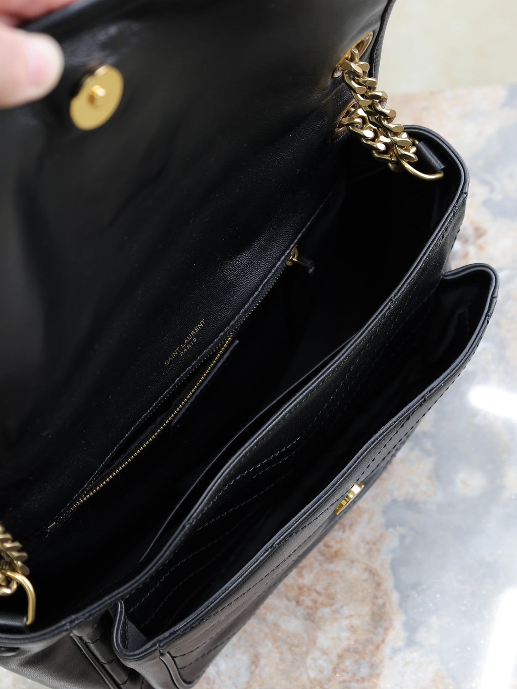 NIKI MEDIUM 28 IN SCHWARZES LAMMLEDER SCHWARZES LOGO GOLDENE KETTE