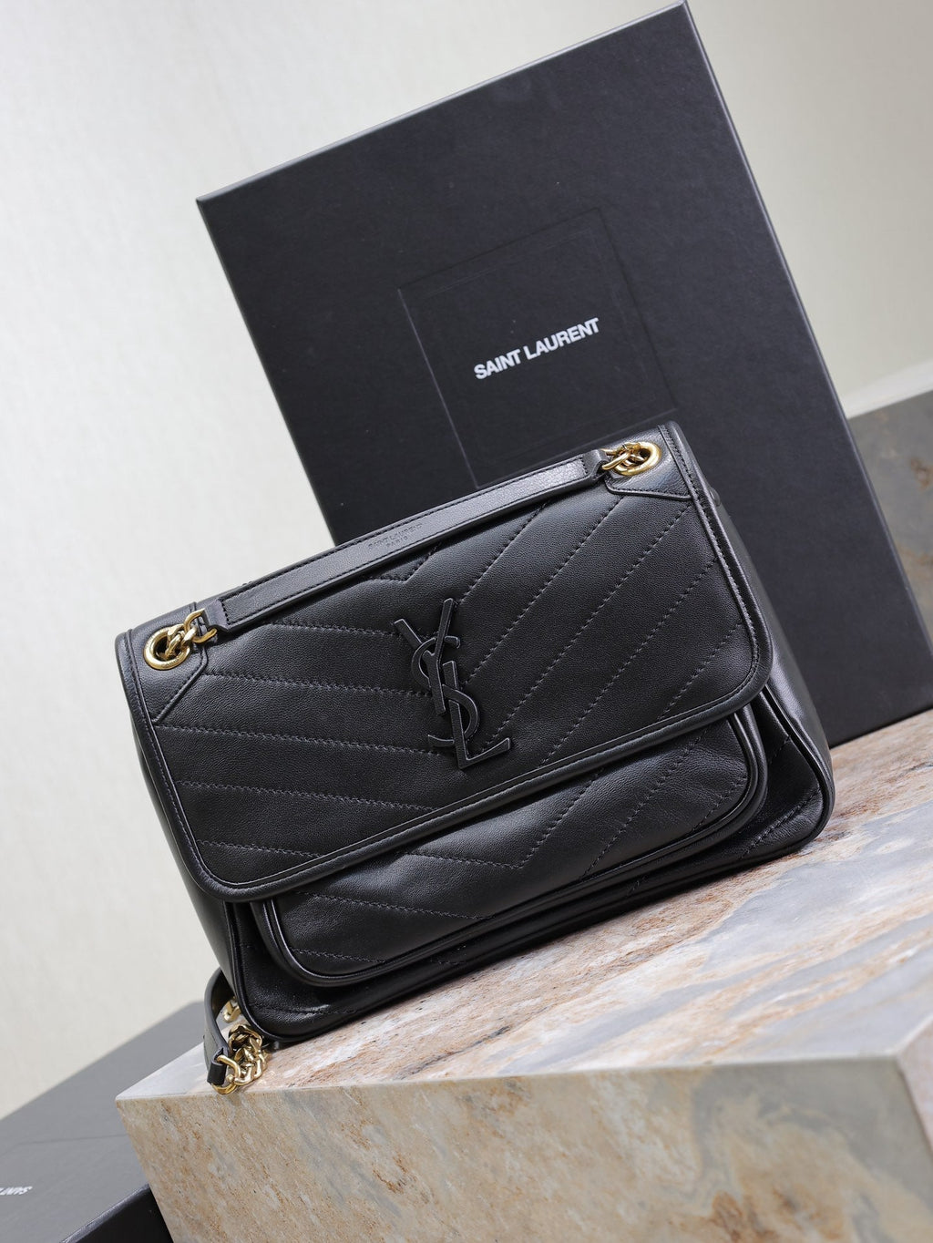 NIKI MEDIUM 28 IN SCHWARZES LAMMLEDER SCHWARZES LOGO GOLDENE KETTE