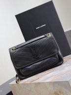 NIKI MEDIUM 28 IN SCHWARZES LAMMLEDER SCHWARZES LOGO GOLDENE KETTE