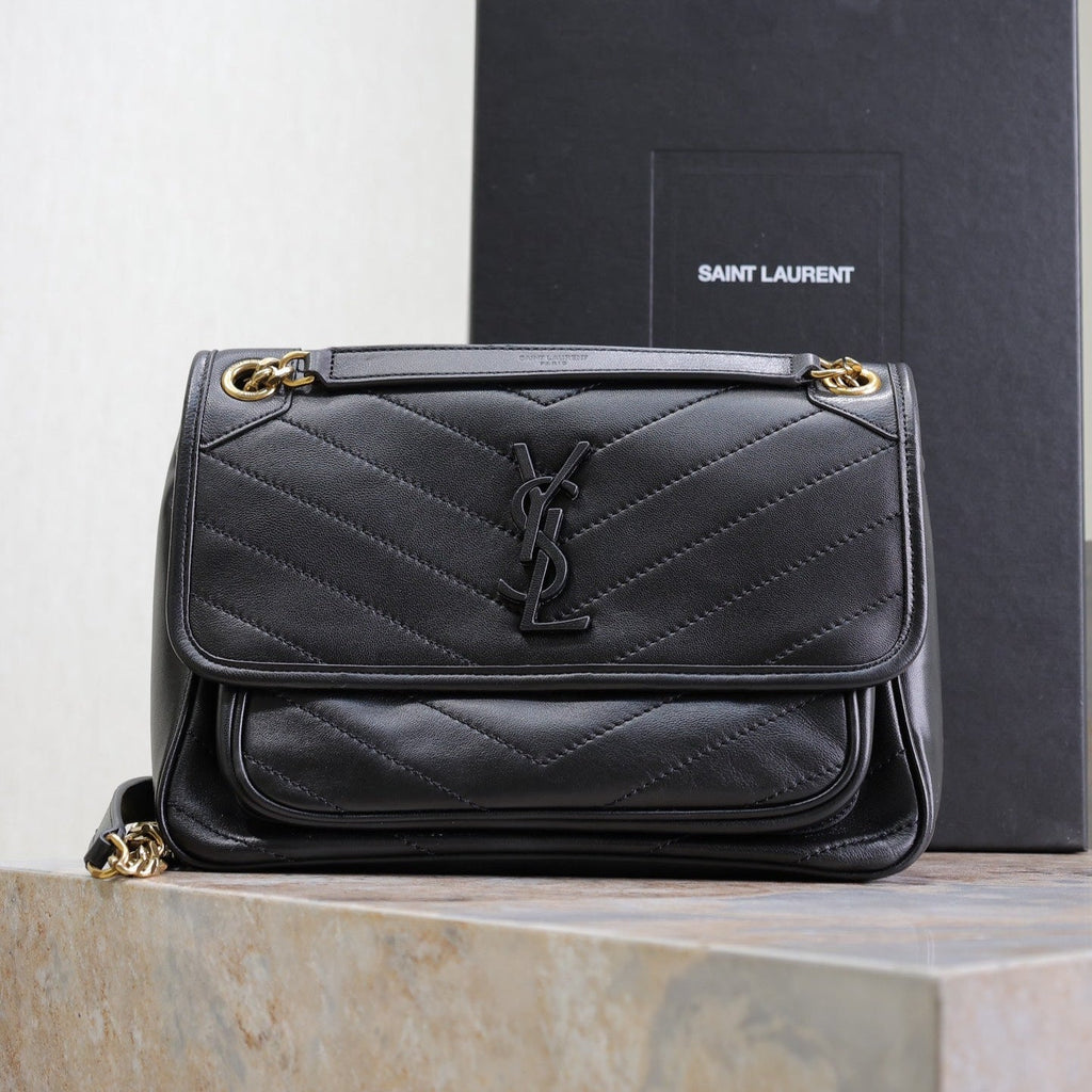 NIKI MEDIUM 28 IN SCHWARZES LAMMLEDER SCHWARZES LOGO GOLDENE KETTE