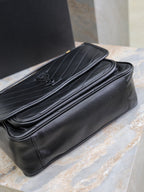 NIKI MEDIUM 28 IN SCHWARZES LAMMLEDER SCHWARZES LOGO GOLDENE KETTE