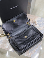 NIKI MEDIUM 28 IN SCHWARZES LAMMLEDER SCHWARZES LOGO GOLDENE KETTE