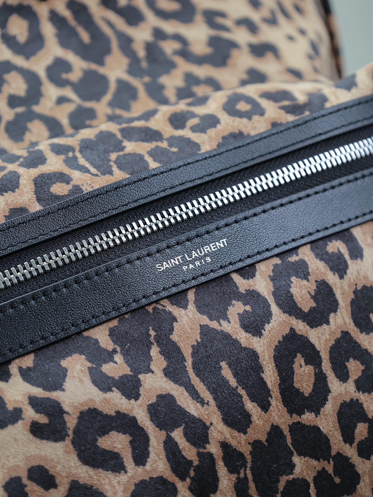 CITY-RUCKSACK 38 IN LEOPARDENMUSTER-SAMT