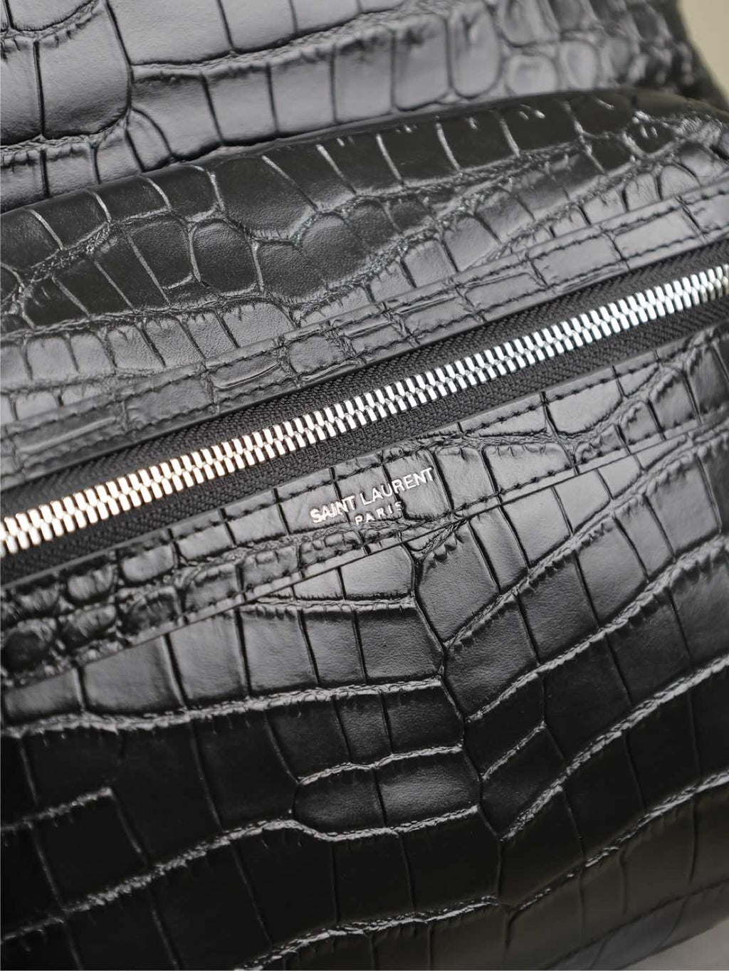 CITY-RUCKSACK 38 IN SCHWARZEM KROKODILGEPRÄGTES KALBSLEDER