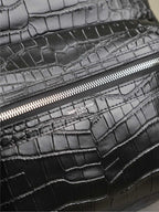 CITY-RUCKSACK 38 IN SCHWARZEM KROKODILGEPRÄGTES KALBSLEDER