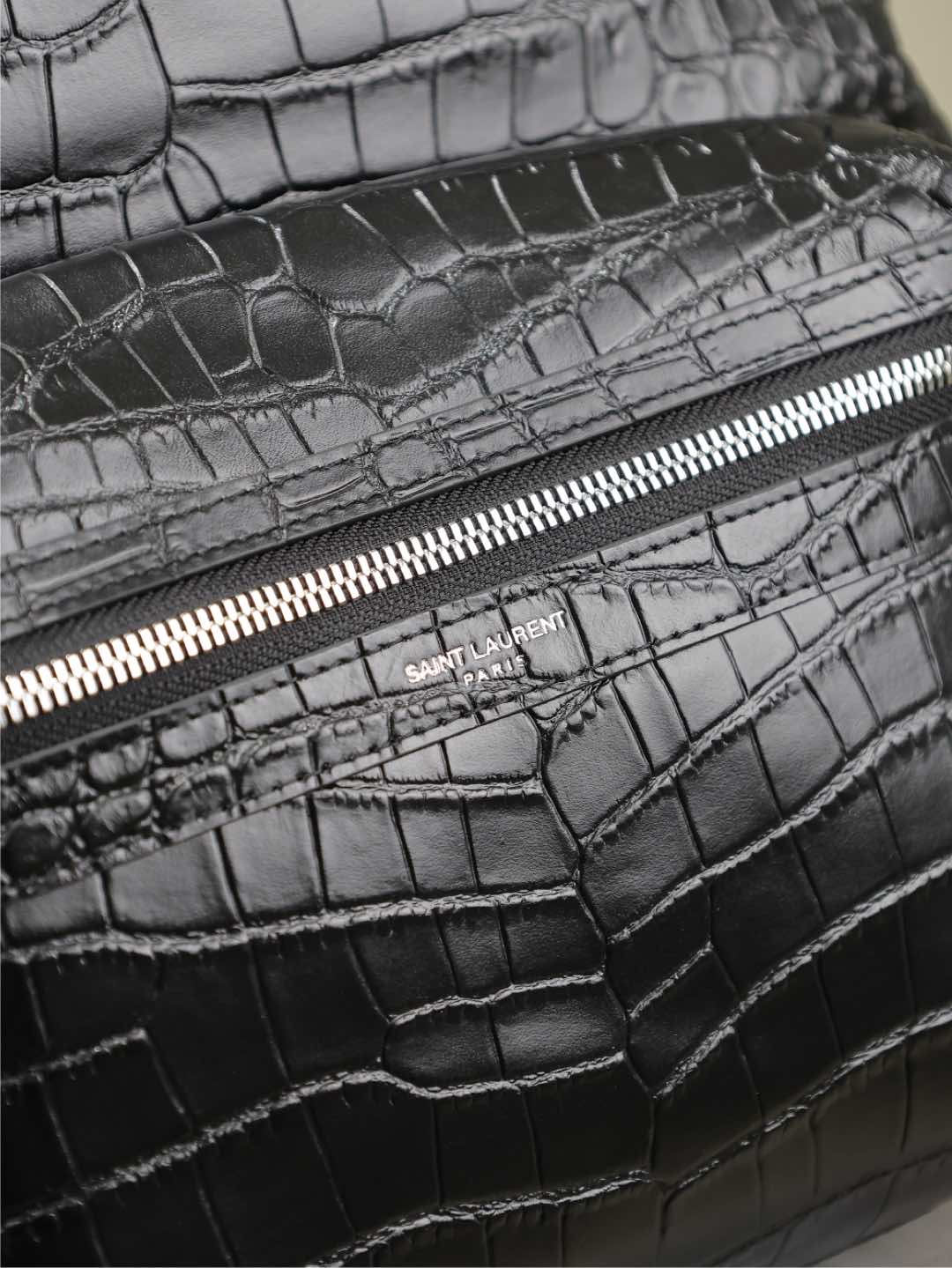 CITY-RUCKSACK 38 IN SCHWARZEM KROKODILGEPRÄGTES KALBSLEDER