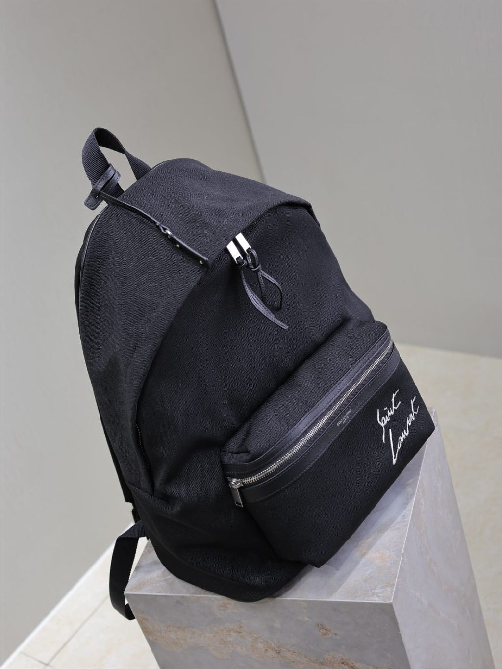 CITY-RUCKSACK 38 AUS SCHWARZEM CANVAS MIT WEISSEM GESTICKTEM LOGO