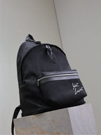 CITY-RUCKSACK 38 AUS SCHWARZEM CANVAS MIT WEISSEM GESTICKTEM LOGO