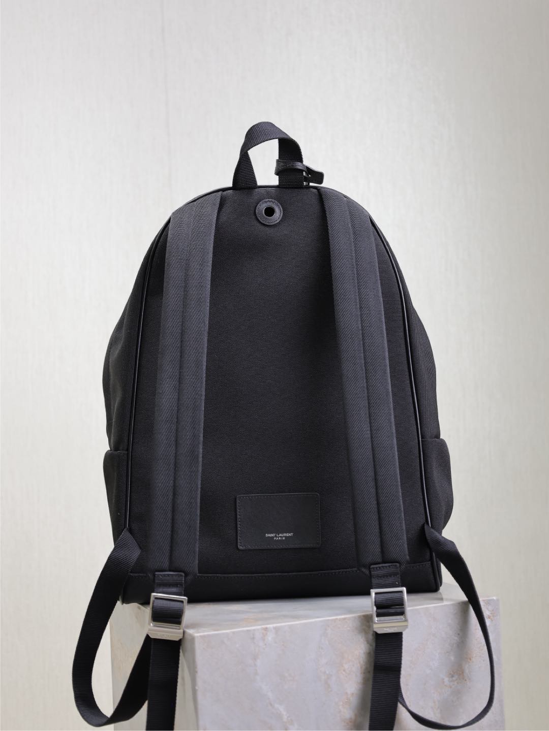 CITY-RUCKSACK 38 AUS SCHWARZEM CANVAS MIT WEISSEM GESTICKTEM LOGO