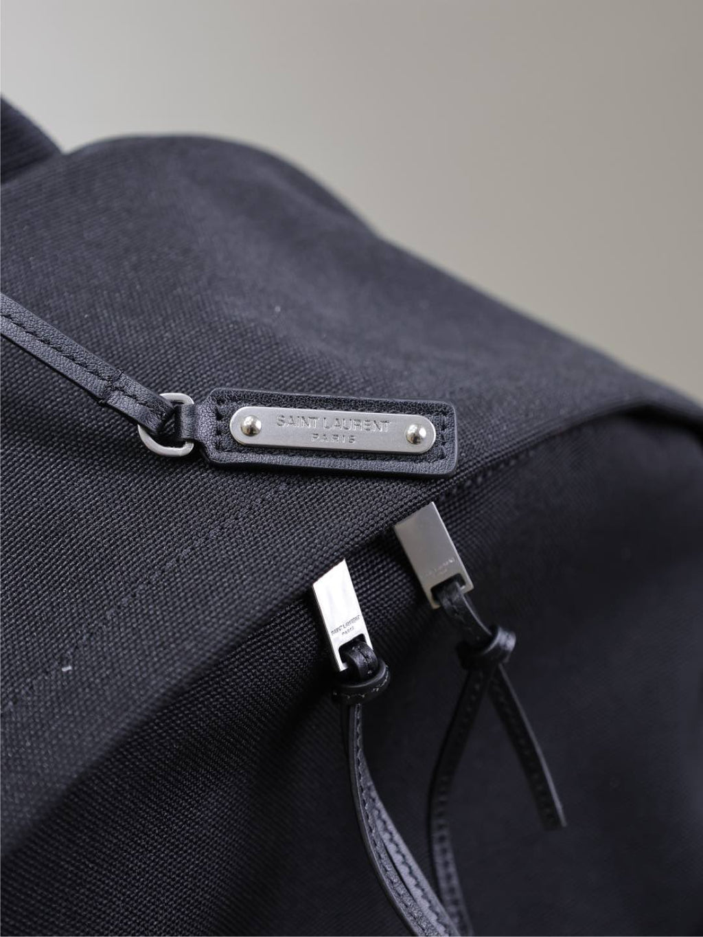 CITY-RUCKSACK 38 AUS SCHWARZEM CANVAS MIT WEISSEM GESTICKTEM LOGO