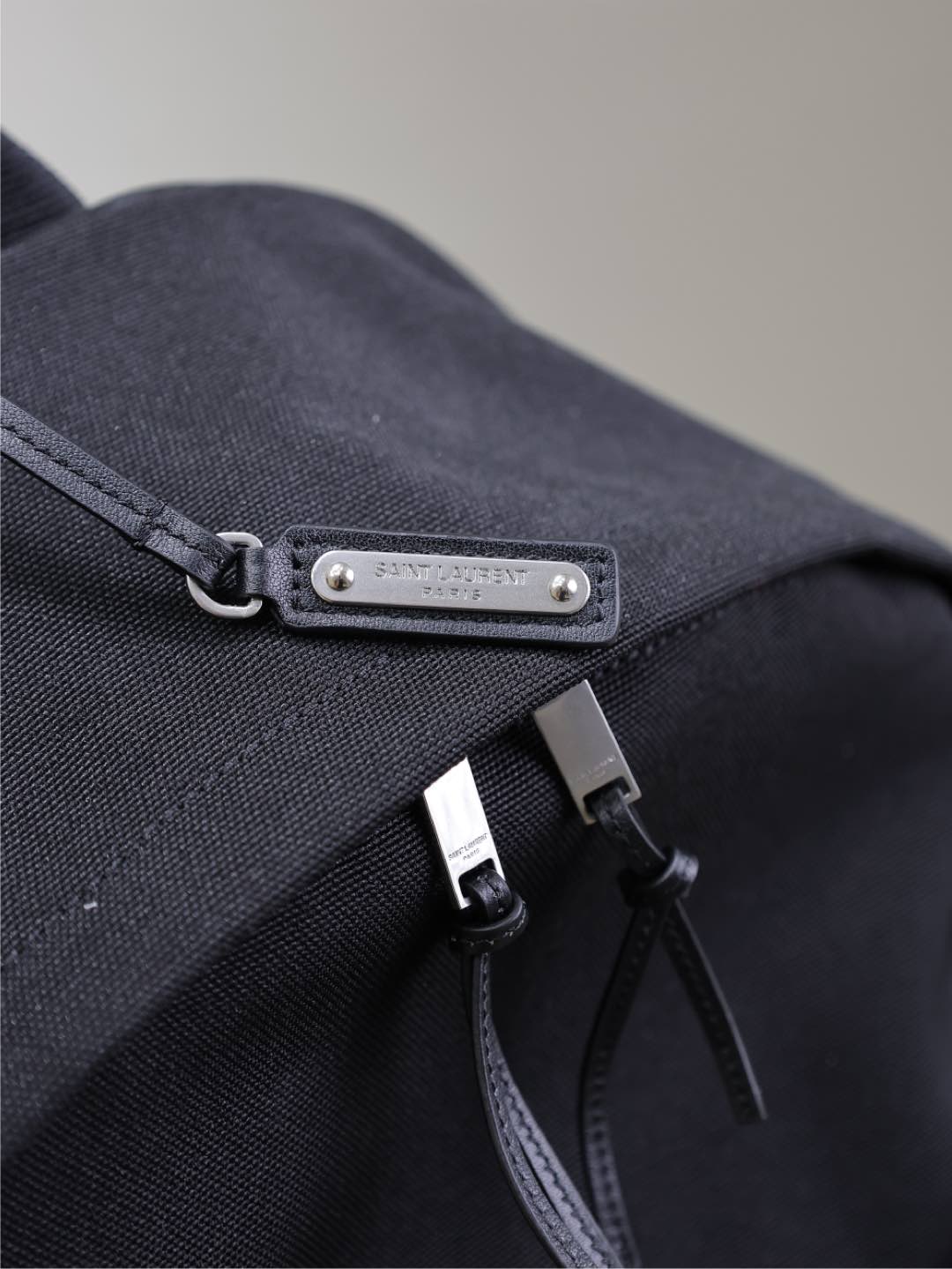 CITY-RUCKSACK 38 AUS SCHWARZEM CANVAS MIT WEISSEM GESTICKTEM LOGO