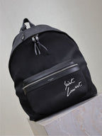 CITY-RUCKSACK 38 AUS SCHWARZEM CANVAS MIT WEISSEM GESTICKTEM LOGO