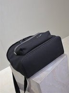 CITY-RUCKSACK 38 AUS SCHWARZEM CANVAS MIT WEISSEM GESTICKTEM LOGO